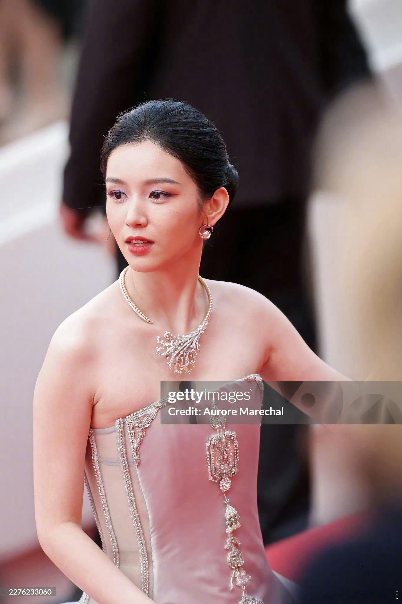 周也戛纳红毯生图出炉。都说周也是95花颜霸，但从这如此重要场合的生图来看，完全没