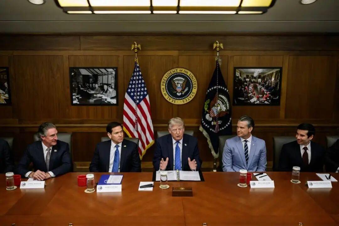 特朗普对结束一场看似棘手的中东战争持乐观态度，但又威胁要扩大另一场战争。周五，在
