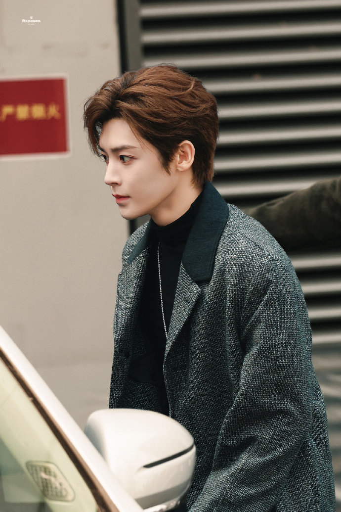 侯明昊穿大衣的古风小生侯明昊hi6上班大衣look 侯明昊hi6上班大衣look