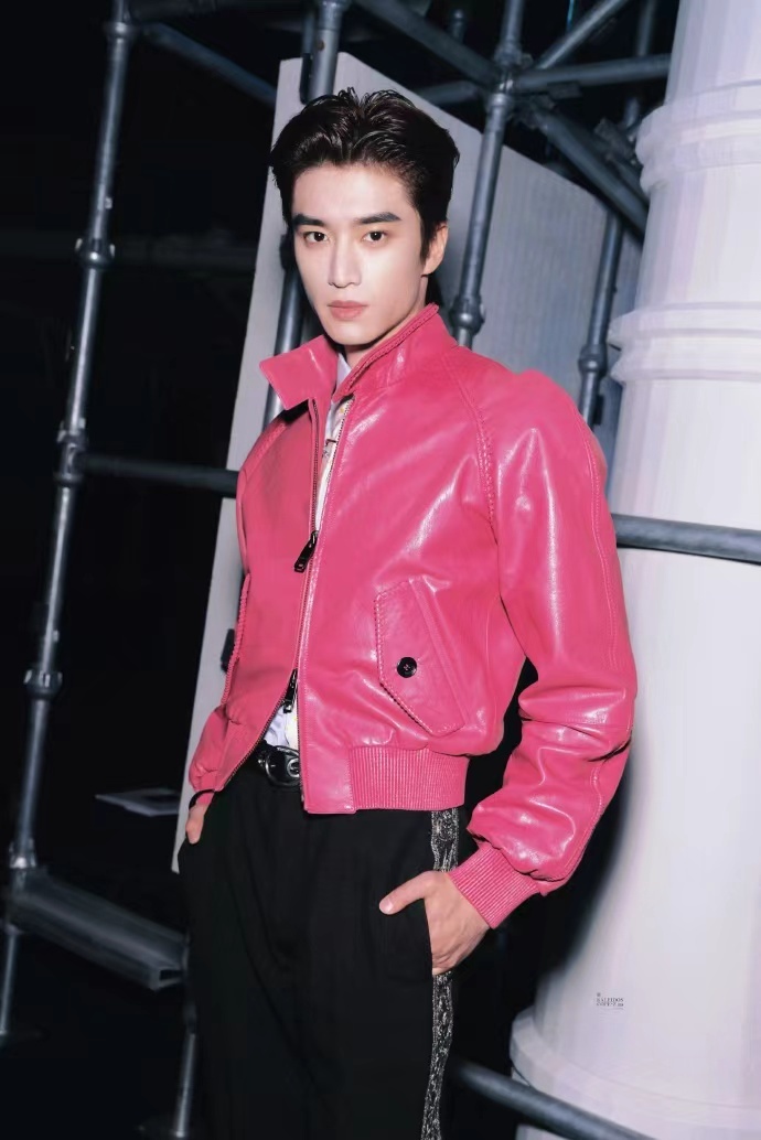 张康乐G社生图状态张康乐粉皮衣背头拽感 张康乐G社生图状态，谁懂粉皮衣+背头，看