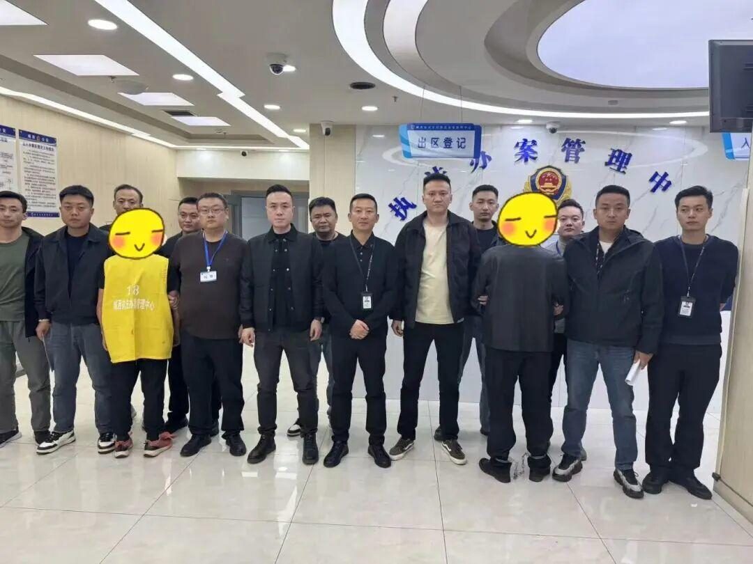 【 #2嫌犯凌晨先后杀2人逃亡30年被抓#】#命案现场一枚烟头成关键线索# 西宁