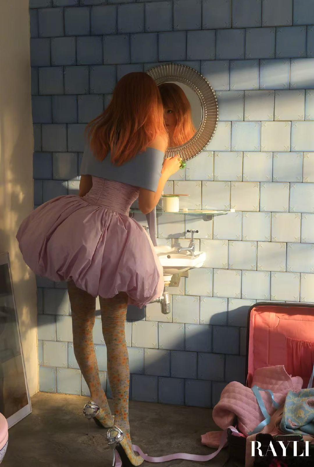 关晓彤碎花丝袜关晓彤印花丝袜 美之娱乐