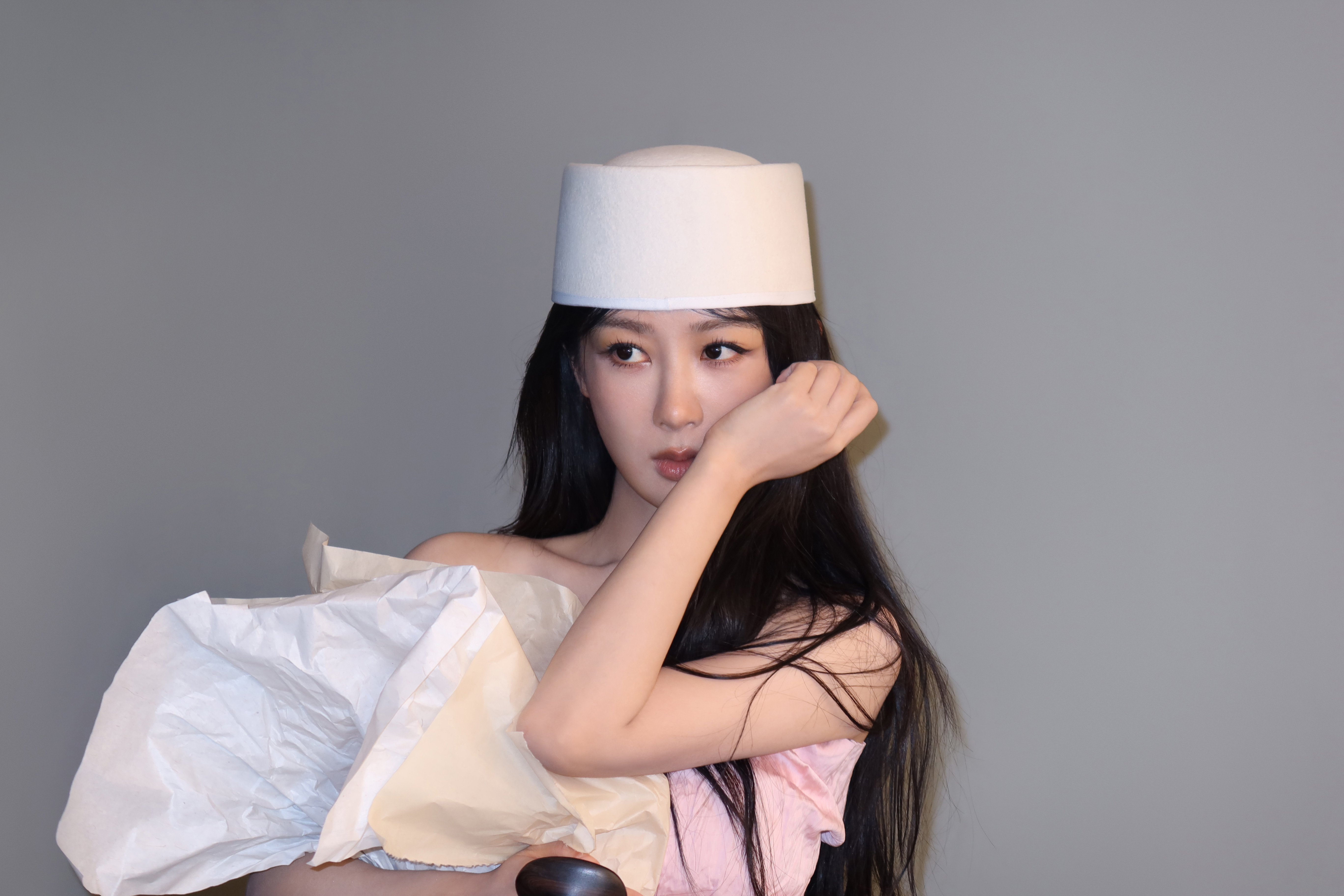 杨紫glass2026开年刊封面 小礼帽真好看啊 piupiu探班紫紫 