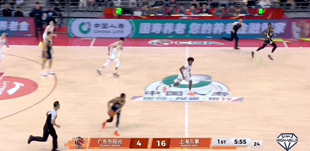 OMG！胡明轩这个反击上空篮居然没打进，开场4投0中，究竟是怎么了？篮筐真是盖了