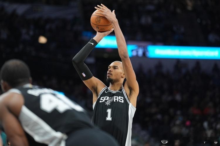 杜兰特今天赛后采访表示：文班不应该飘在外线投篮，在篮筐附近打球更有威胁。这句话应