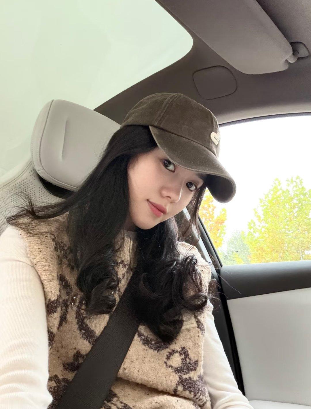 “北京的初冬～”刘浩存分享了今天北京的景色，感受大自然的时节交替～ ​​​