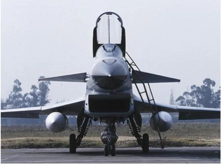 最近，一架澳大利亚军用直升机在黄海方向遭遇解放军歼-10战机的果断驱离。

在驱