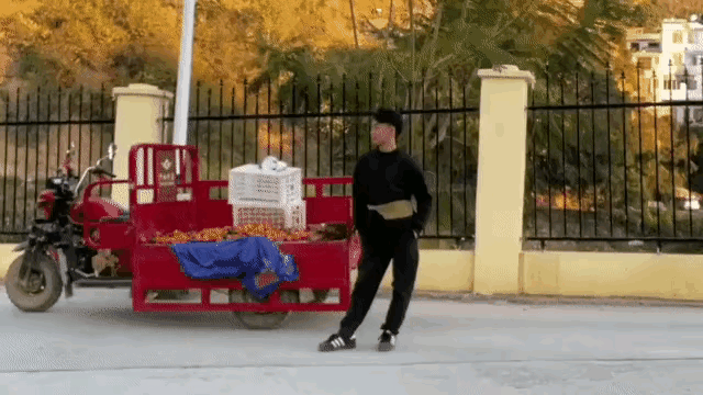 三轮车跑800里我都不关注，我就关注小哥的腿了，看着好奇怪呀。