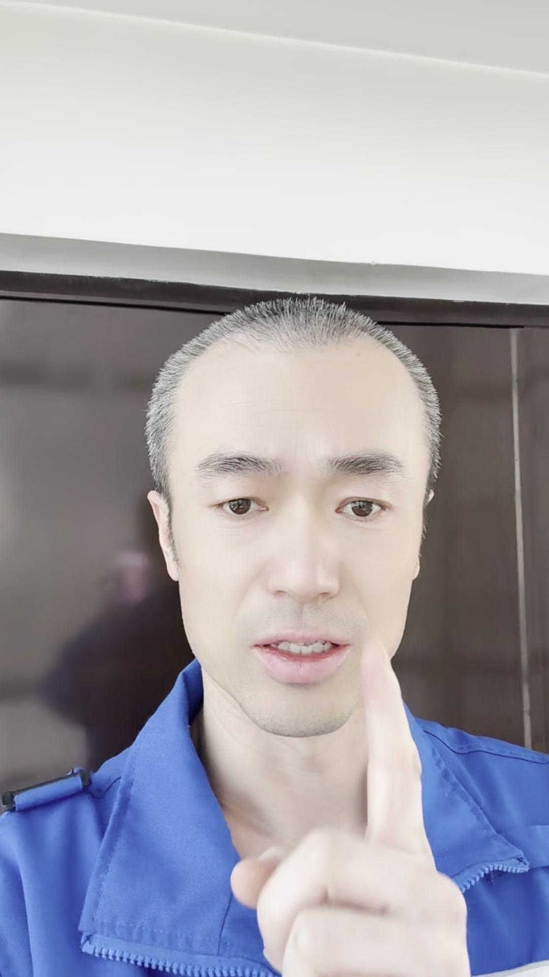 今天教大家如何在日常场景里找到拍照灵感。
1️⃣观察环境细节：走在路上时多留意光