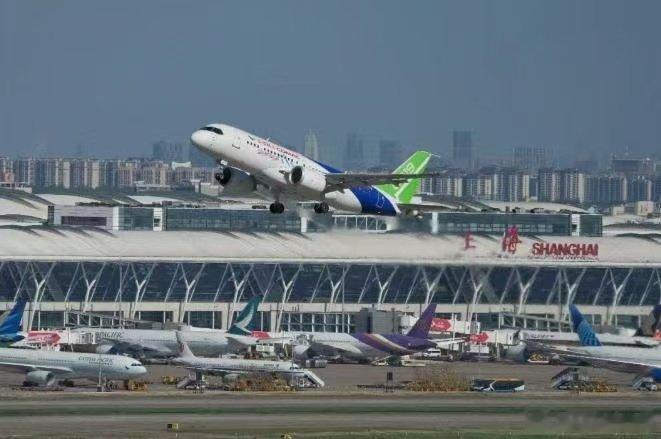 【C919高原型首架机完成首飞】7月29日，C919高原型首架机在上海浦东国际机