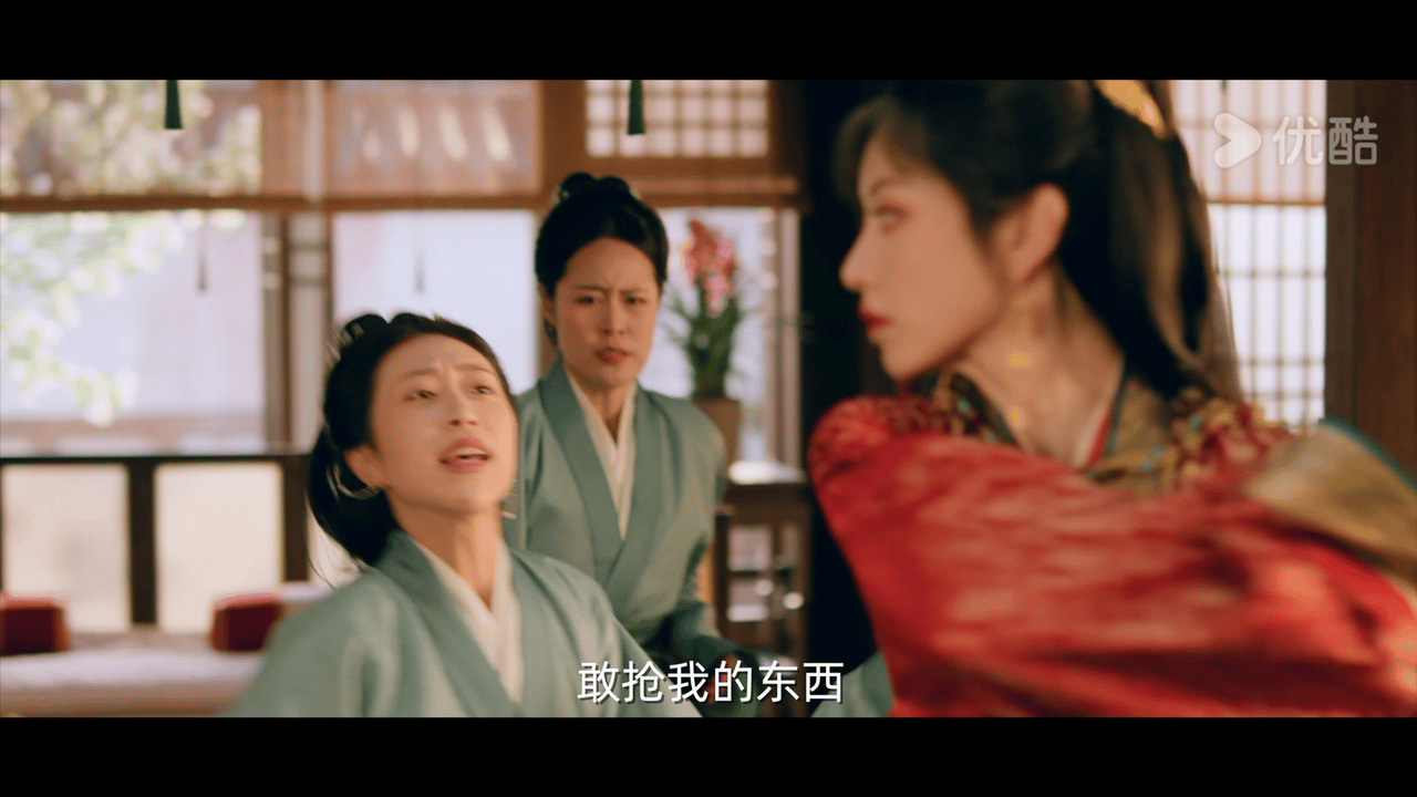 谁碰到田曦薇的君黛都得闪身步 跳出熟悉的甜宠赛道来演这样的角色，本身就需要勇气。