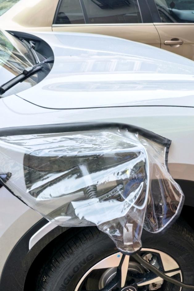 夏天在户外用充电桩充电，偶尔碰见下雨的情况。如果担心充电的时候进灰尘或进去雨水，