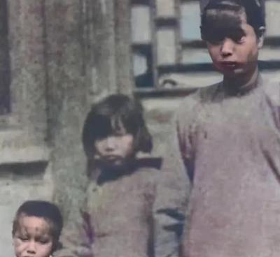 1927年，李大钊牺牲后不久，他的三个子女在北平拍下了这张珍贵合影。

红砖墙斑