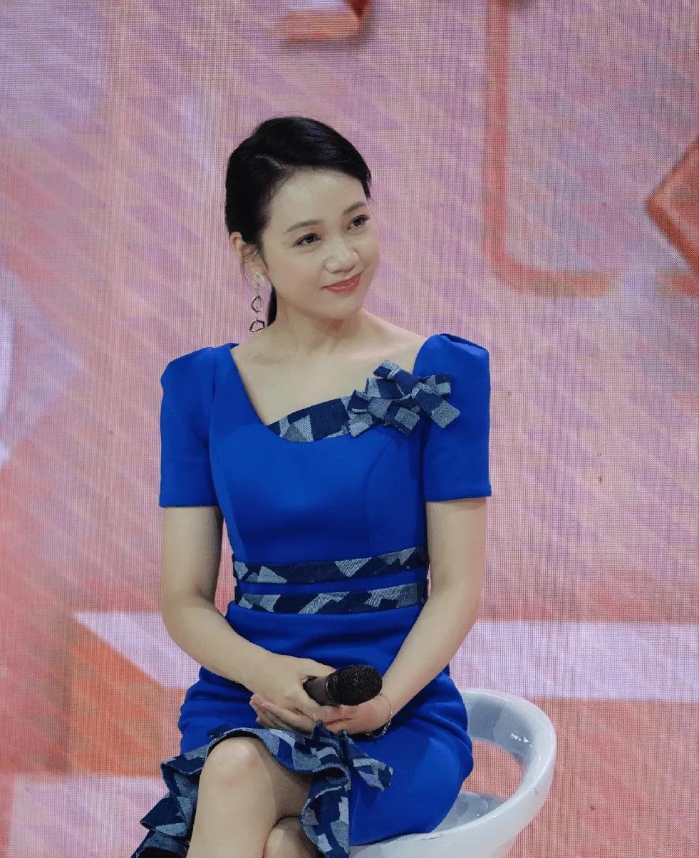 主持人，周群:我和王刚老师相识是有一年的在北京春晚演小品，当时我特紧张，没演过小