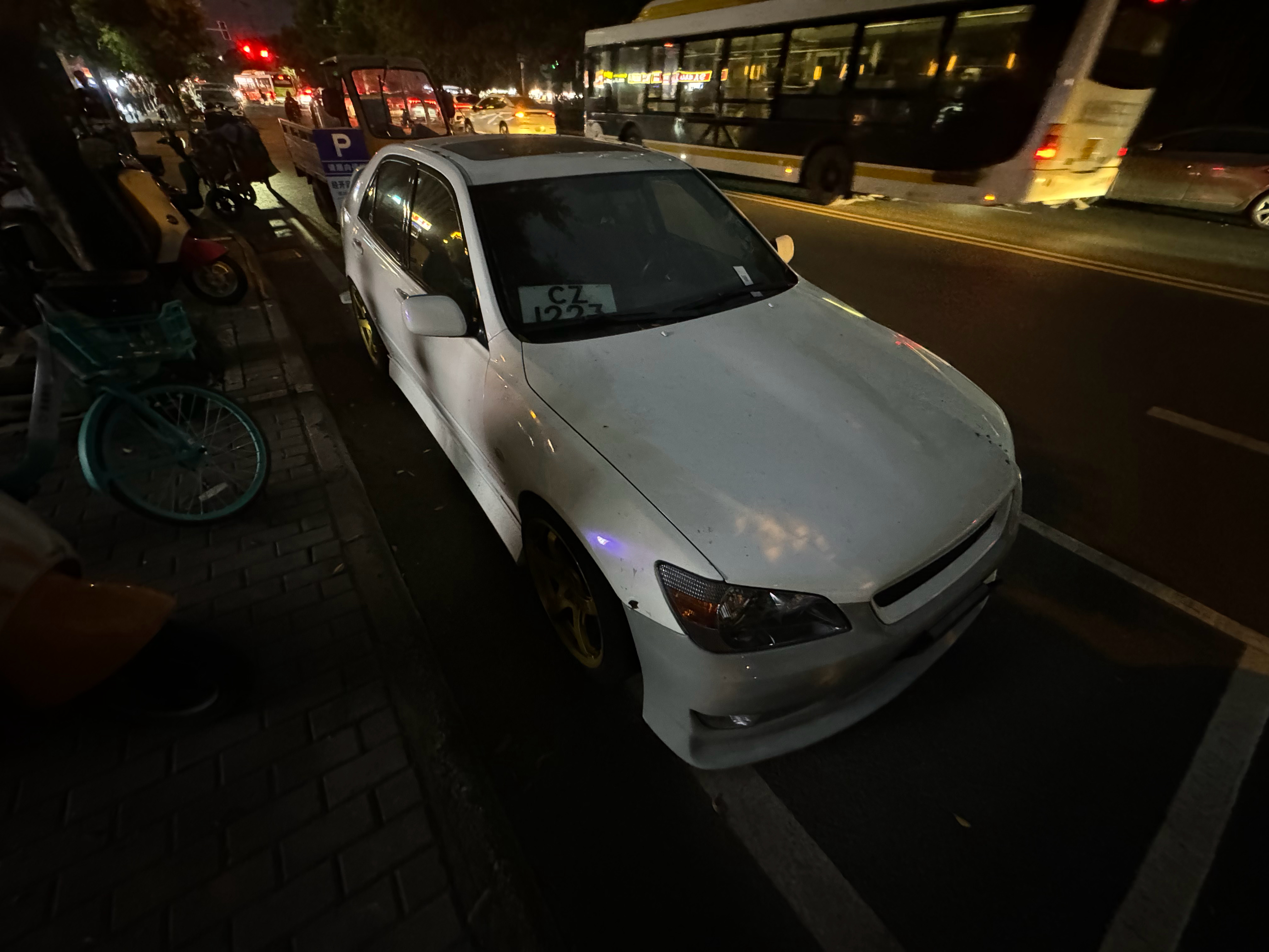 抓获野生咬地煞一枚[二哈]现在开始发动小汽车！ ​​​