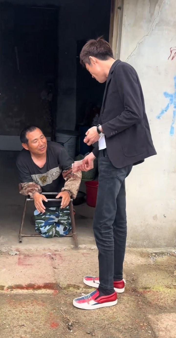 听说这个身材消瘦的男人是上海饭店的老板！这个男人真的比某些企业家喊口号做善事强太