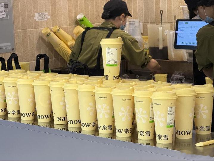 【奈雪多店销量增幅500%】日前，奈雪表示，立秋当日全国多店销量增幅达500%，