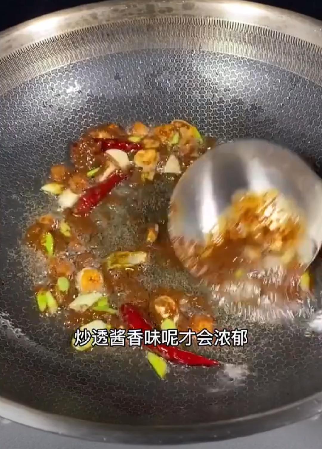 是不是东北人做啥菜都要放大酱啊? 抖音上刷到不少东北博主做饭的视频，基本步骤都是