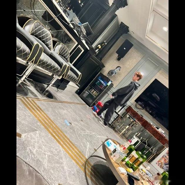 这司晓迪是真不嫌事大啊🔥 昨天刚跟于正开撕，今天又发了一堆男明星照片，还问大家