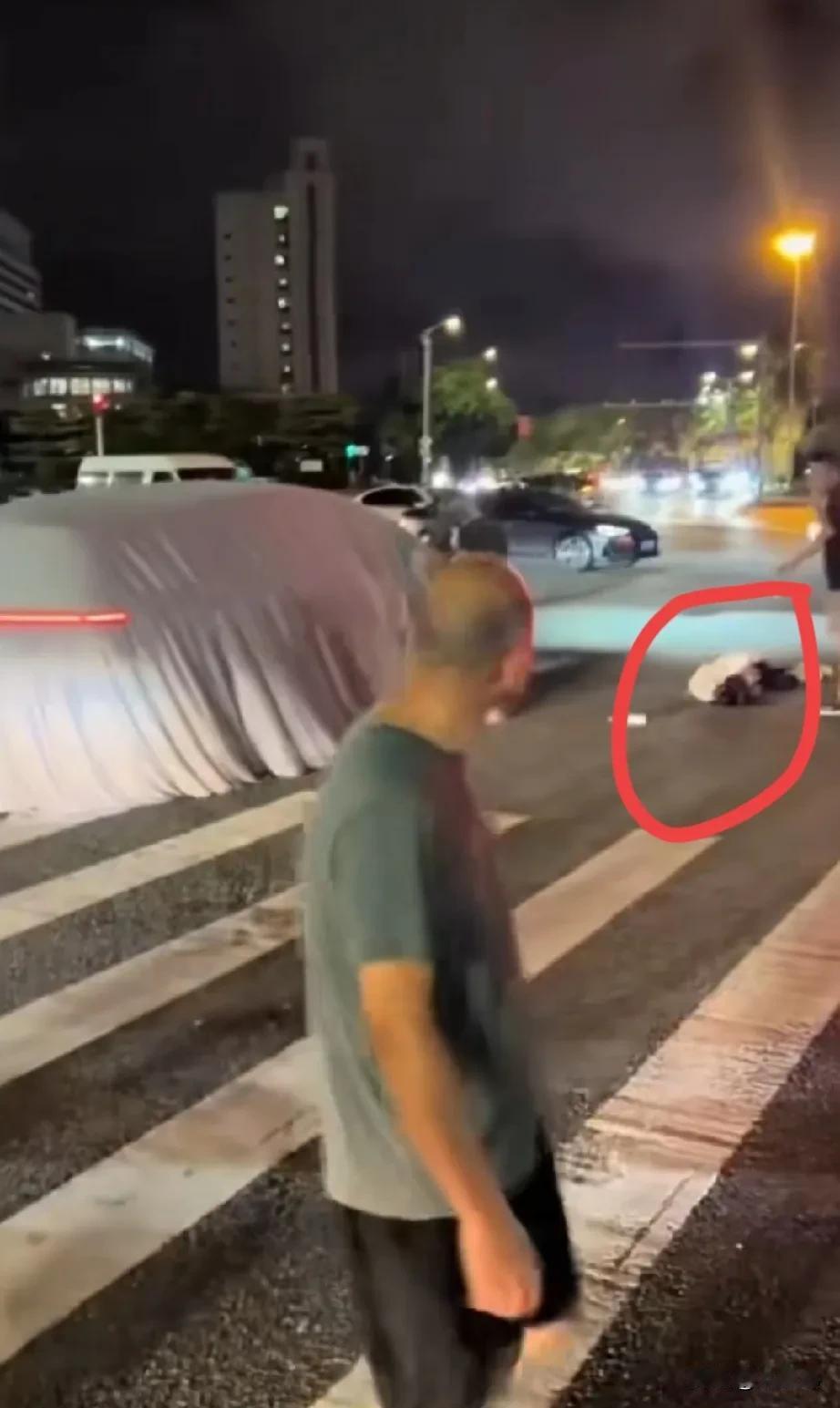 出事了，不是想该怎么解决问题，而是第一时间把车盖起来。这种遮羞的行为，没有担当的