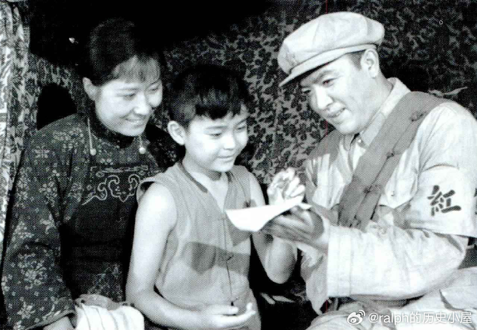 1974年电影《闪闪的红星》剧照。潘东子（祝新运饰演）的父亲潘行义（赵汝平饰演）