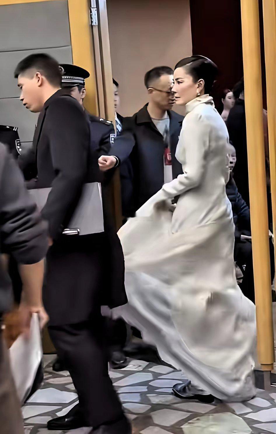 央视官宣王菲春晚将带来新歌。王菲又要上春晚了，彩排门口蹲了那么多狗仔就是没拍到王