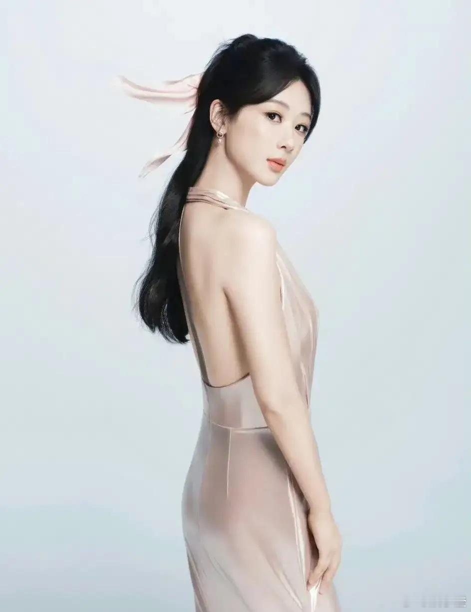 杨紫啊，她绝对是内娱最努力的女明星之一，这点儿真没错[赞]！小时候就有人说她长相