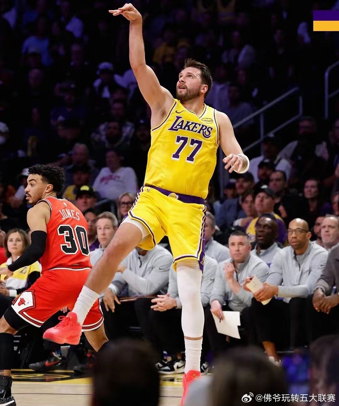 今天的NBA真可谓是神仙打架，布克爆砍43分本以为是今日最佳，结果约基奇爆砍31