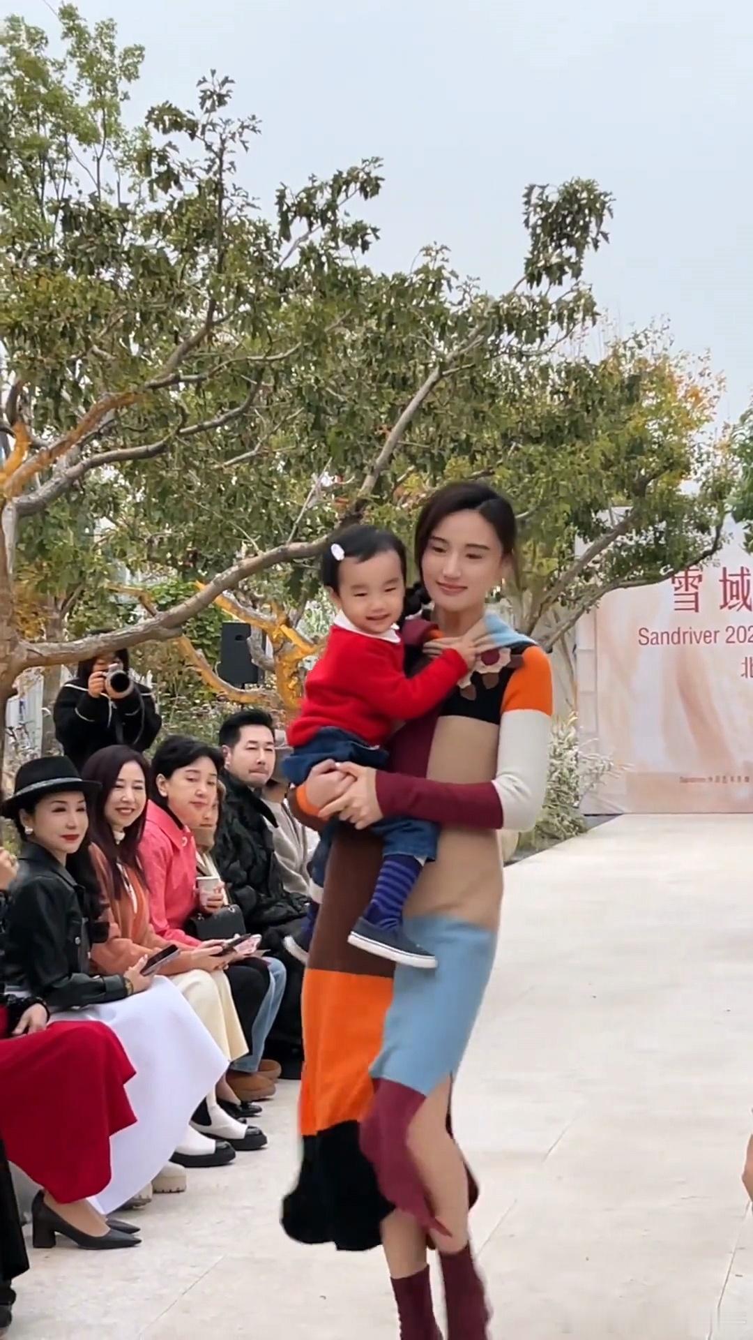 #李亚鹏妻子带女儿走秀##李亚鹏妻子走秀#李亚鹏妻子带女儿走秀 ​​​