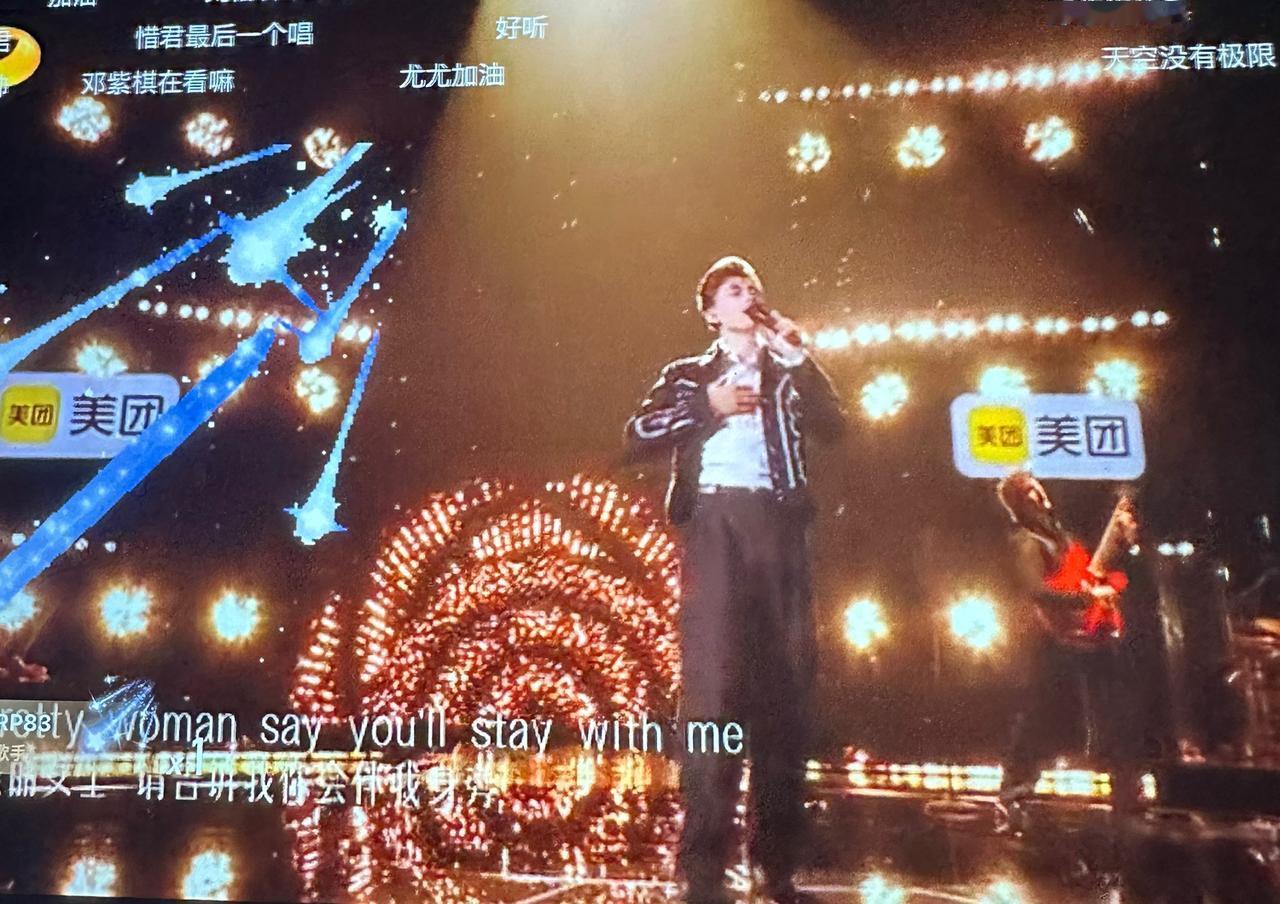 艾略特今晚直接放大招了！
吉他现场伴奏、美女伴舞、自己还边唱边跳——这个舞台的配