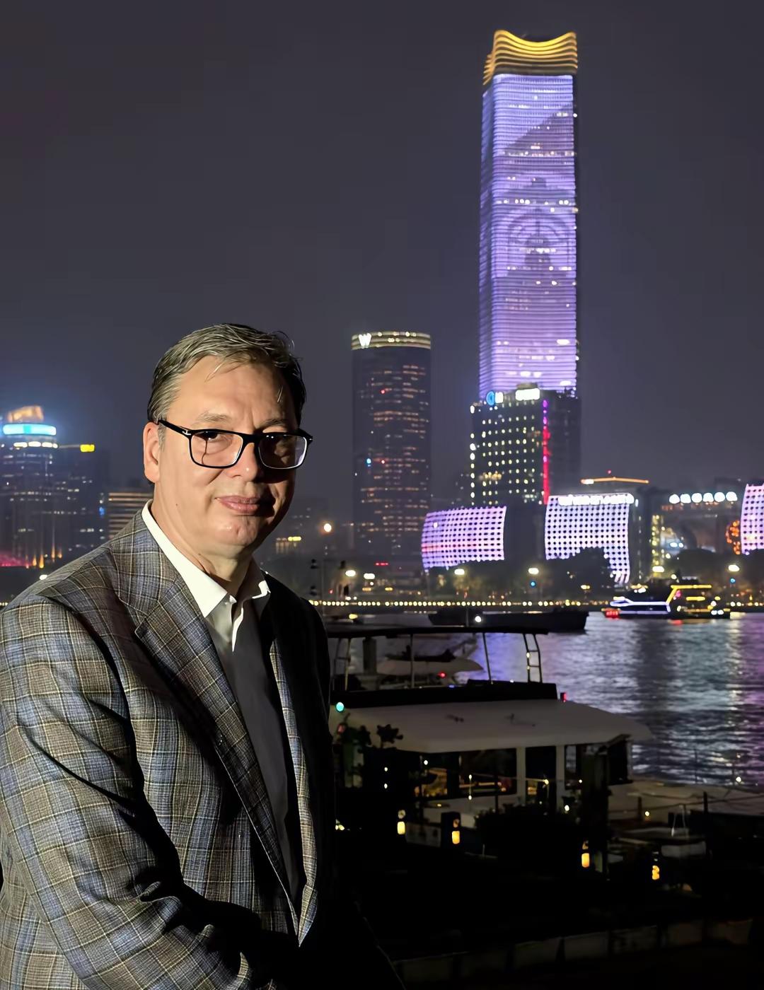 塞尔维亚总统武契奇访华期间夜游上海外滩，未安排隆重礼宾，只如普通游客般沿江漫步，