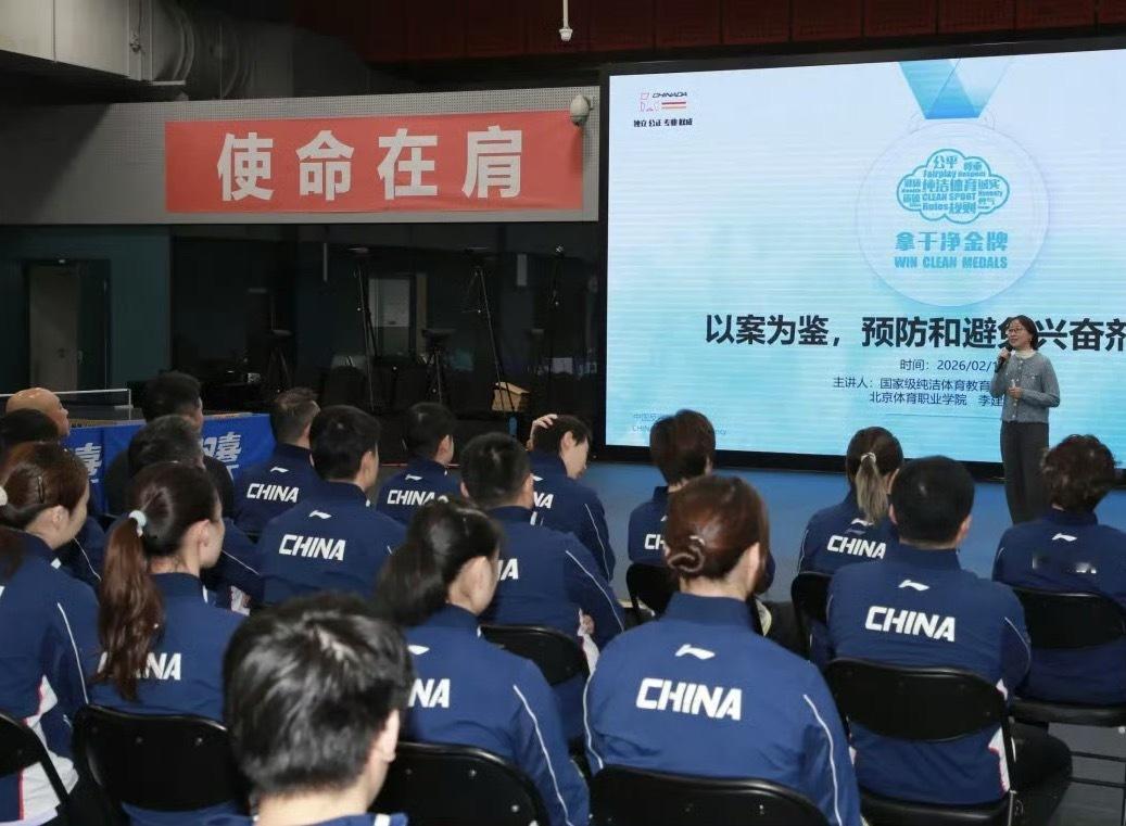 有个人圆头圆脑超板正 