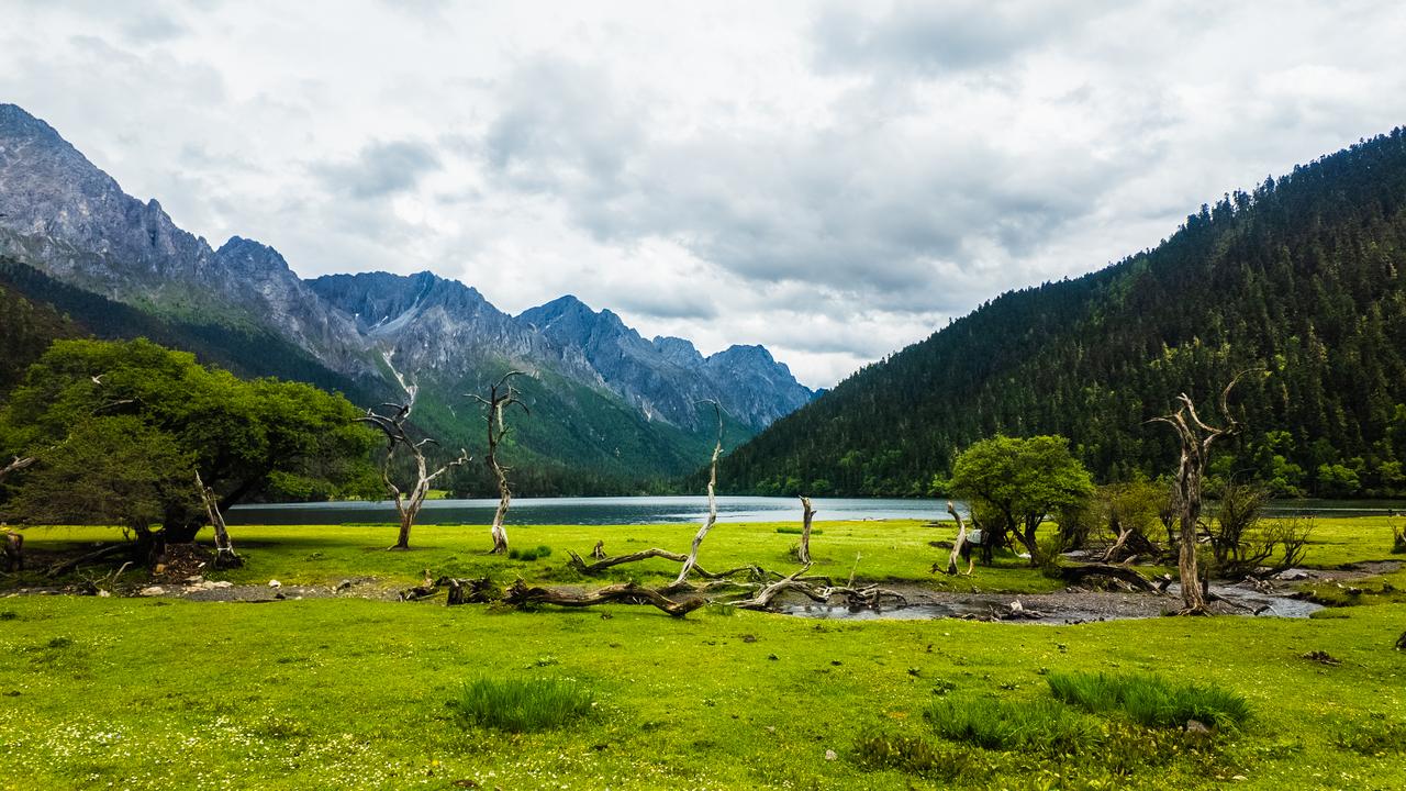 自驾瑞虎9来到九龙县，去往伍须海景区游玩，进入景区的道路前半段还是碎石路，后面是