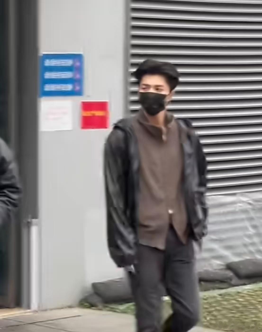 陈哲远背头大侦探上班陈哲远背头黑皮衣陈哲远背头大侦探上班，不错，