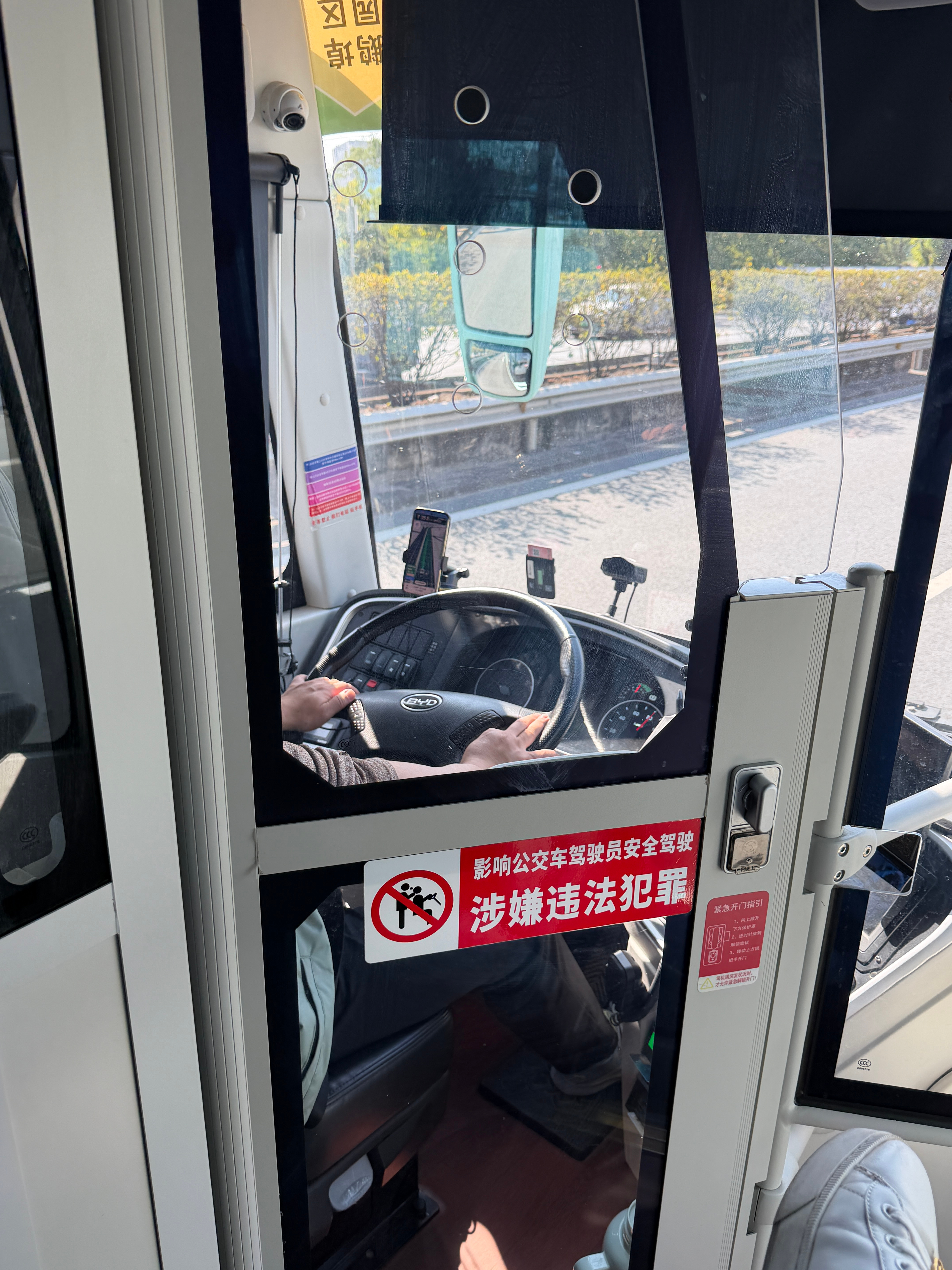 比亚迪大巴的安全带提醒有多敏感我装满设备的双肩包放上去都会尖叫比亚迪 深圳