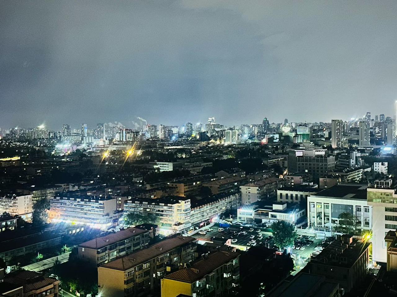 登高望远。在山东济南望岳路上的贵和，希尔顿酒店。