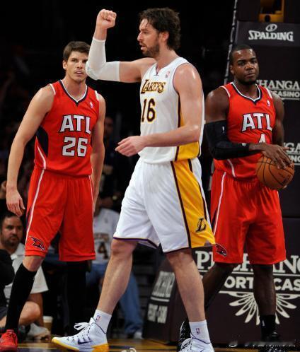 【半场-湖人主场62-49老鹰】北京时间11月4日，NBA常规赛老鹰客场挑战湖人