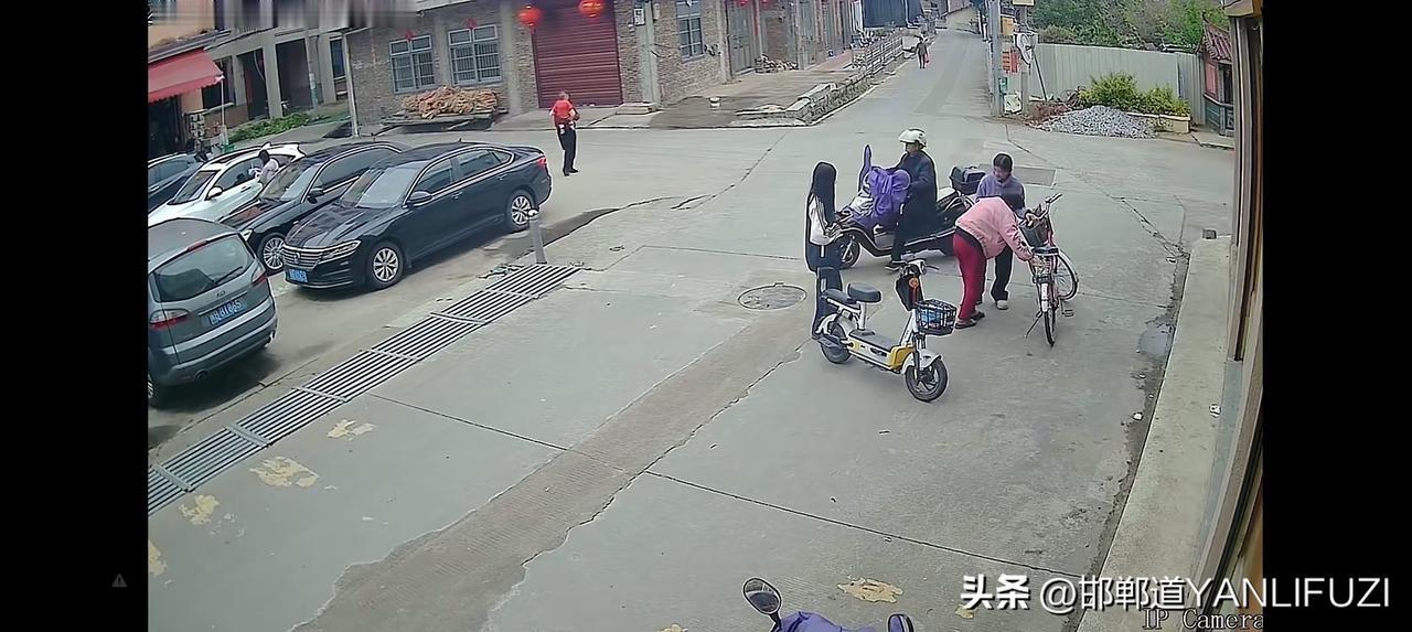 被扶福建莆田老太被摆平，灵川法院得救了。
日前，一则两初中生扶老人索赔22万，交