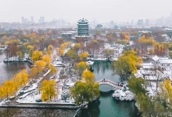 济南的冬天，是古韵与现代的完美交融，充满了温情与诗意，总有着别样的风情～ 