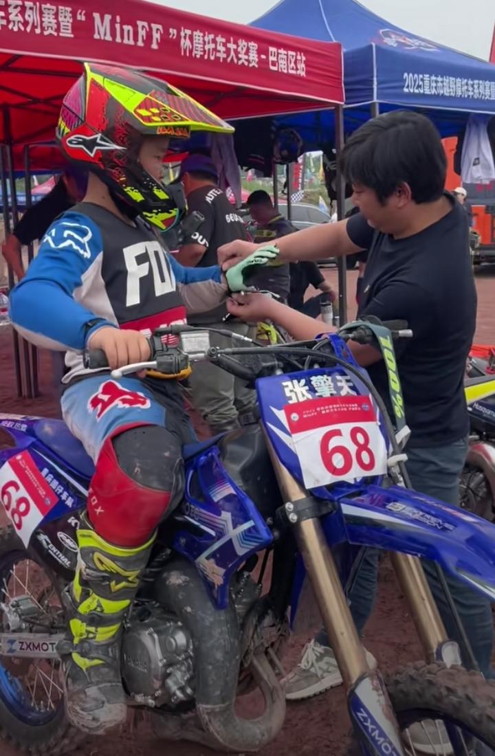 虎父无犬子，张擎天在父亲张雪的指导下，开启一天的机车训练。
热身、检查车辆、起步