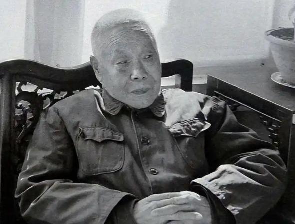 清朝太监回忆：妃子洗澡从不避讳太监，十分侮辱人。中国最后一个太监孙耀庭回忆，清宫