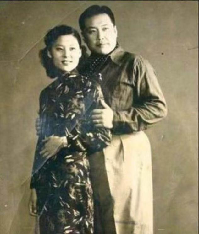 1936年的天津，一场盛大的婚礼吸引了全城的目光。新娘是袁世凯的十四女袁怙祯，新
