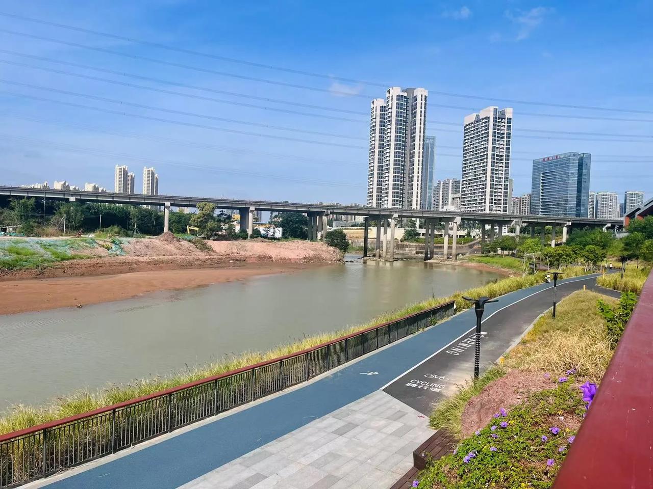 ##挣了钱，你会先买房还是先买车#在决定先买房还是先买车时，个人情况和需求起着决