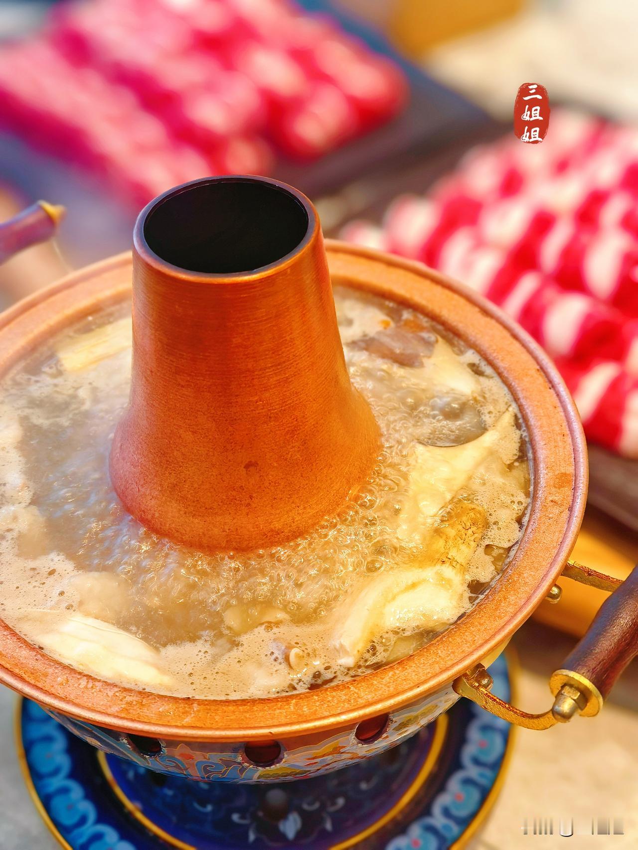 在郑州也能吃上北京牛街的铜锅涮了，“小雪”开心进补。
天气冷了，寒意渐浓，又到了