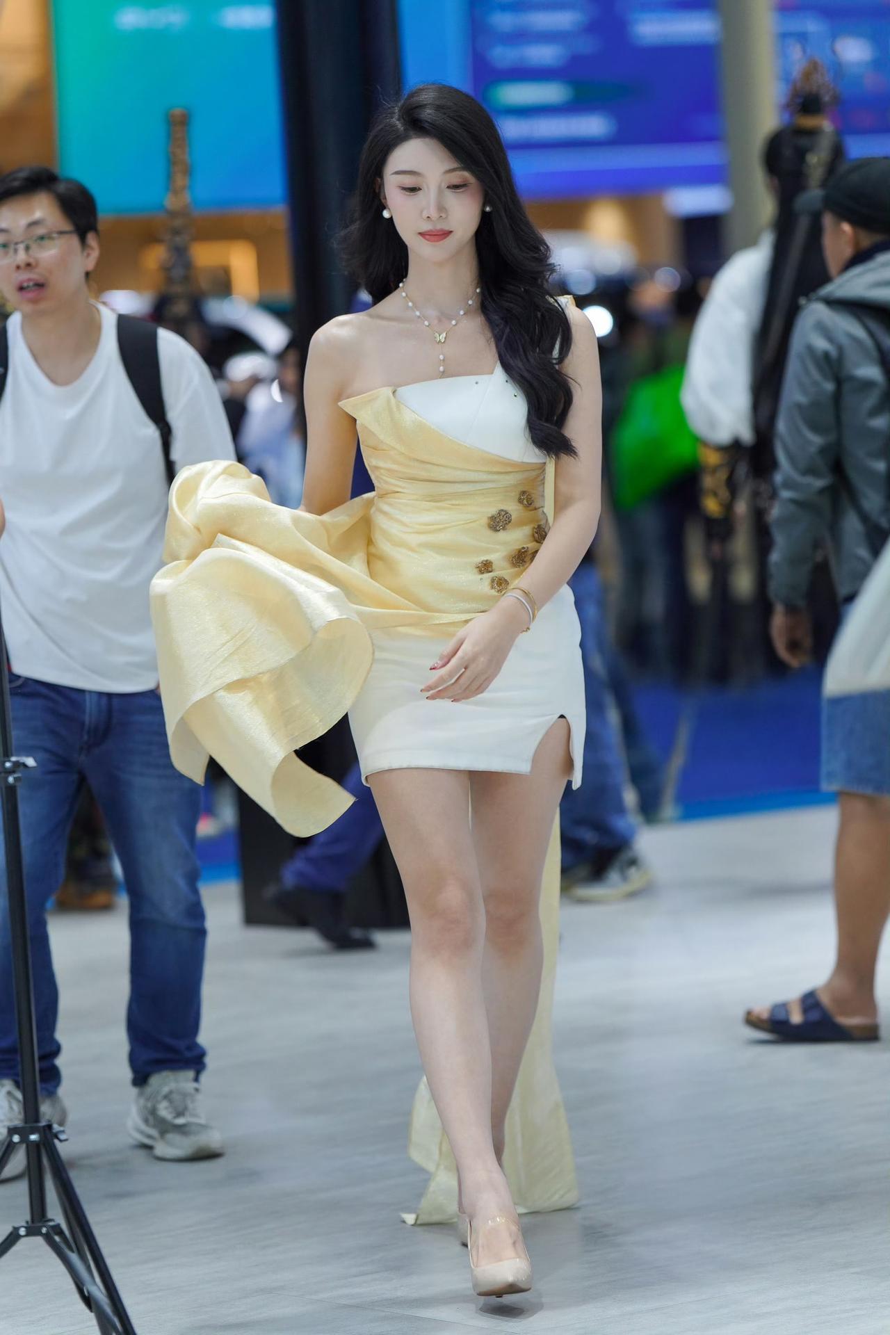 这姑娘不输好莱坞女星