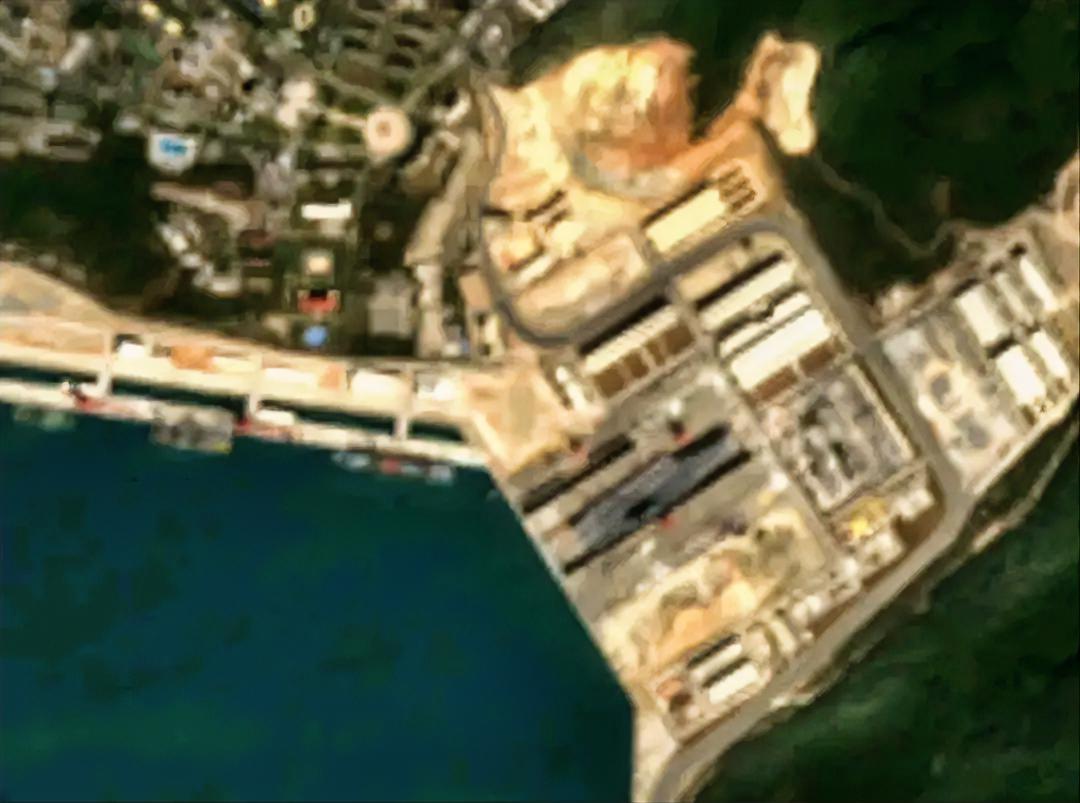 近日，根据外网卫星图像显示，我国首艘国产航母“山东舰”在离港后并未驶向训练海域，