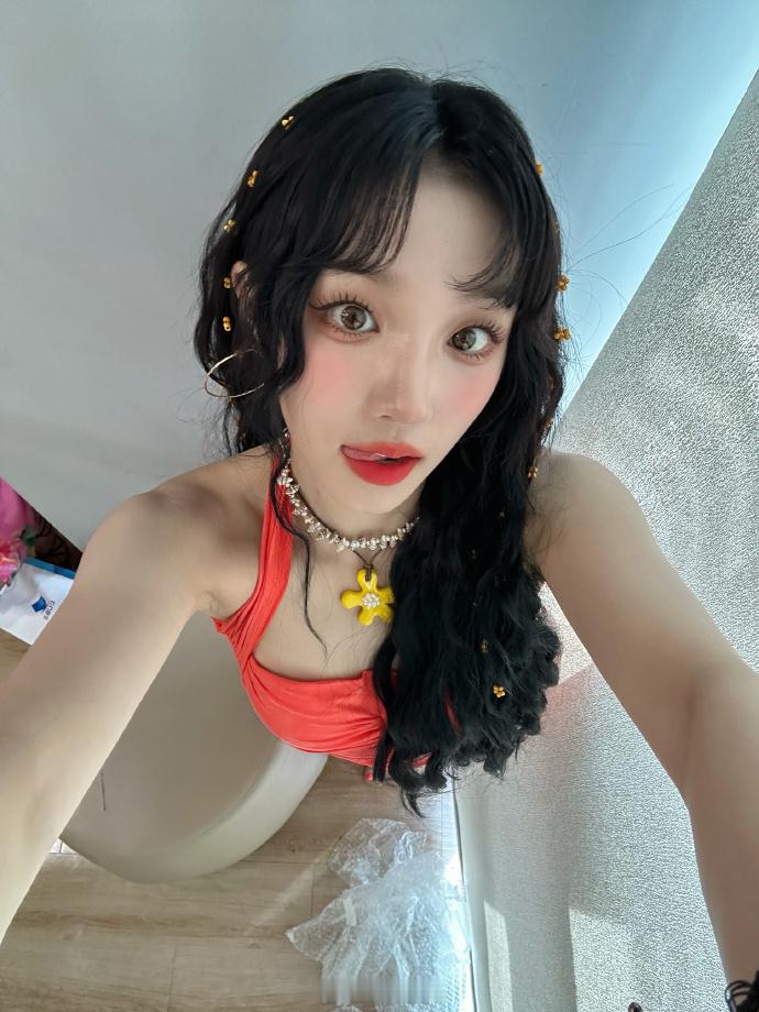 #宋雨琦花朵编发##宋雨琦明艳感辣妹# ​她是舞台上的焦点，宋雨琦的明艳辣妹风，