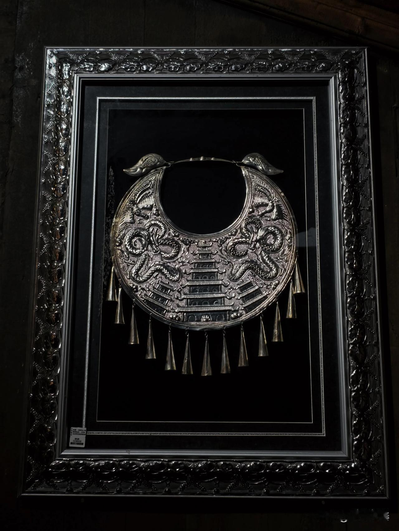 银饰是时光淬出的诗，
每一道錾刻的纹路里，都藏着山野与风的故事。
那些被岁月摩挲