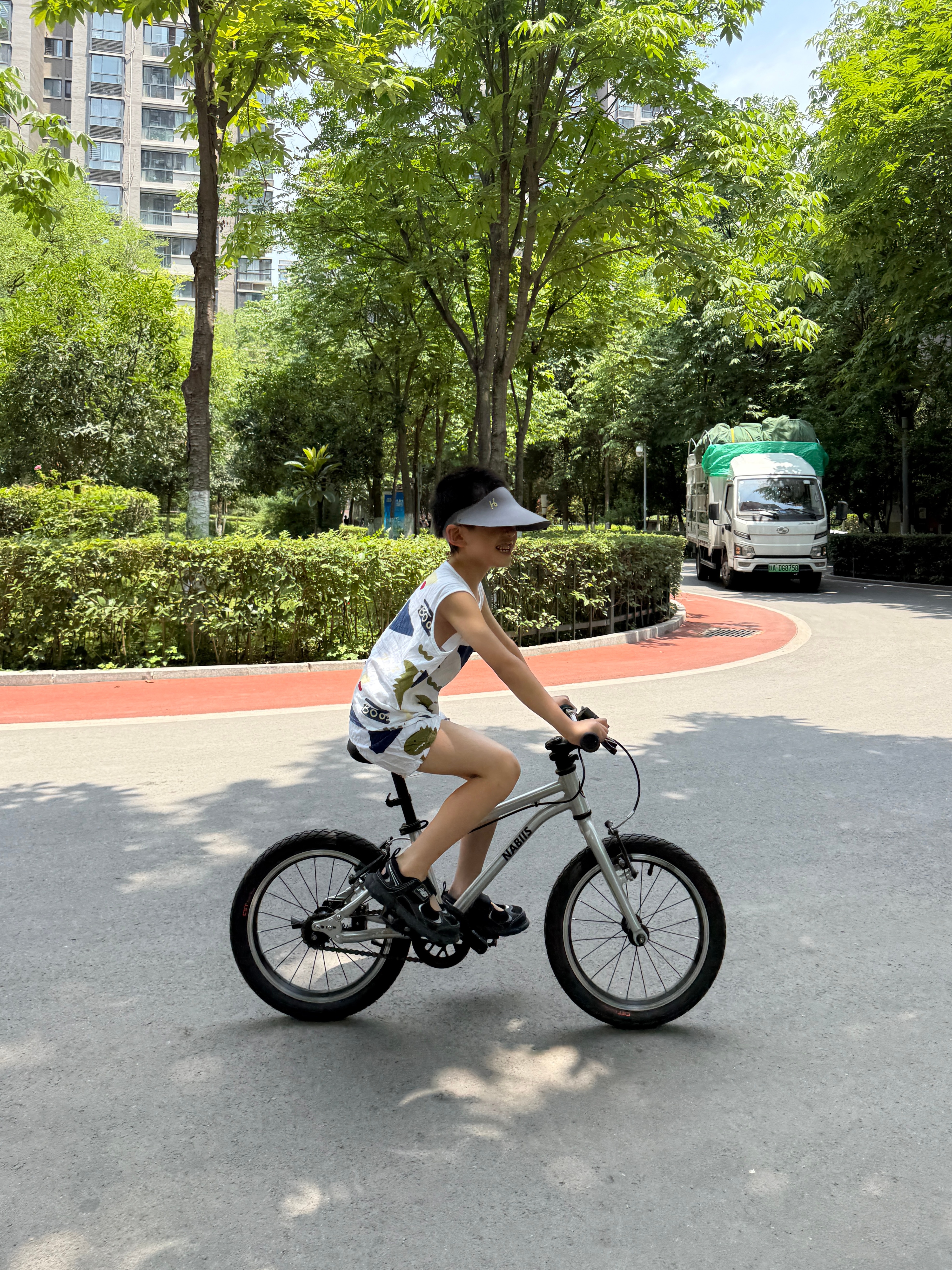 谁家好儿子大中午要下楼骑车孩子长大了还是好，基本不用陪了，早上他画他的，我练我的