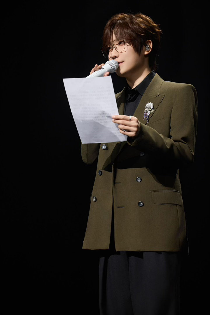 徐良还是当年足够火徐良演唱会沉浸式文艺复兴 他的演唱会结束了，但散场后很多人还在